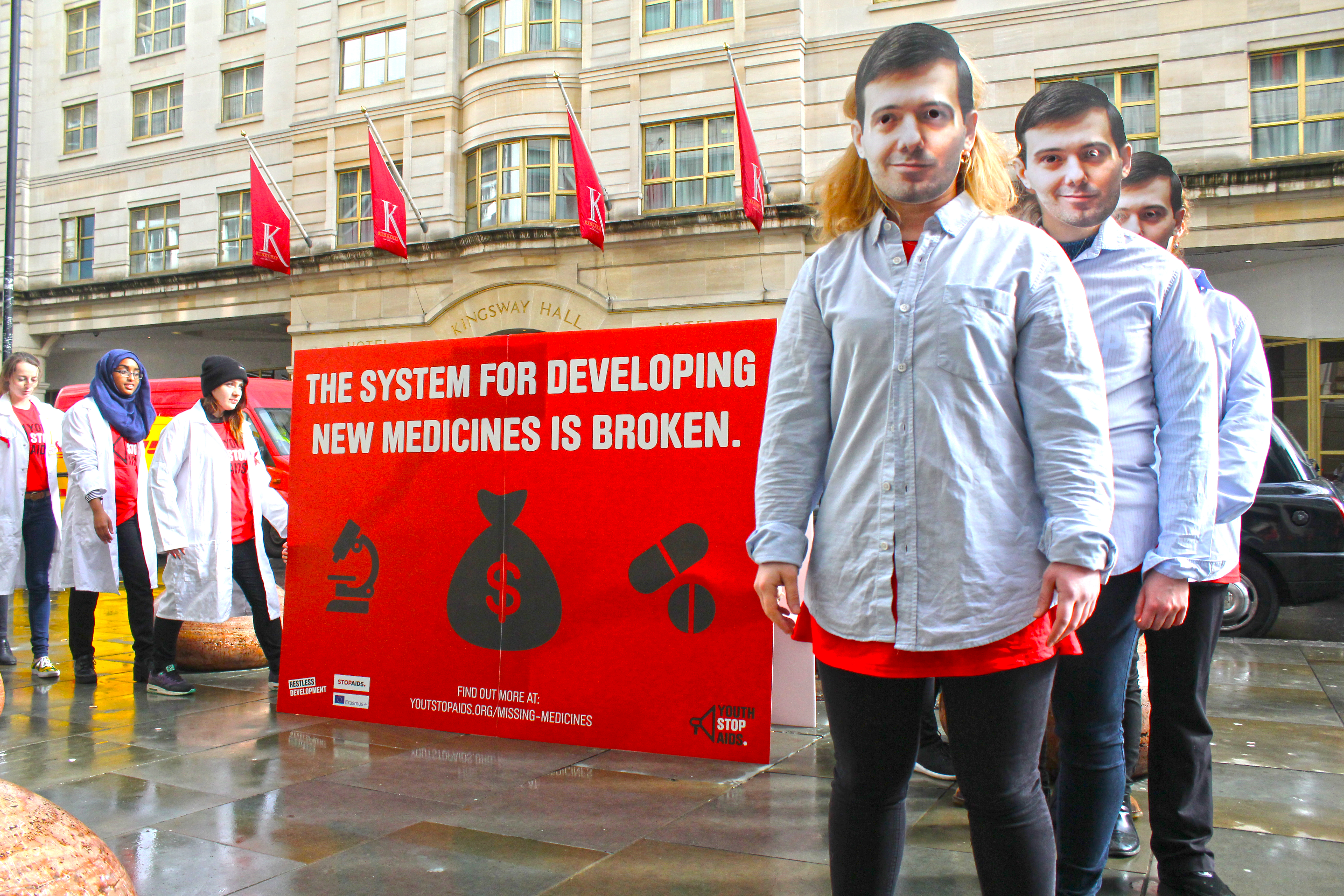 Shkreli masks stunt outside UN Meeting